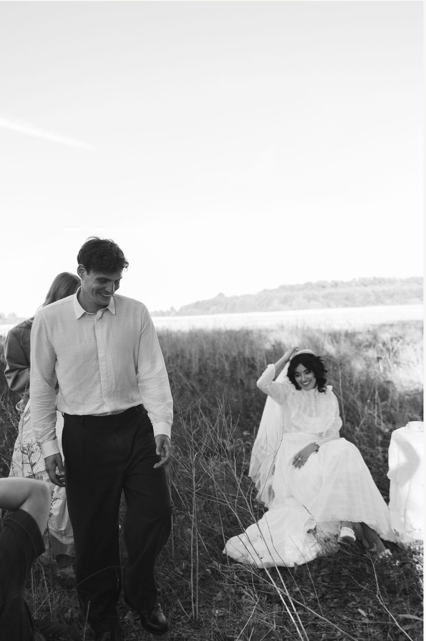 Ein ungestellter Moment mit dem Couple im Feld in Schwarz-Weiß