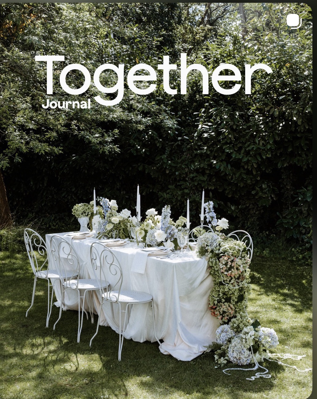 Together Journal: blumengeschmückte Hochzeitstafel im Garten der Villa Fuchs