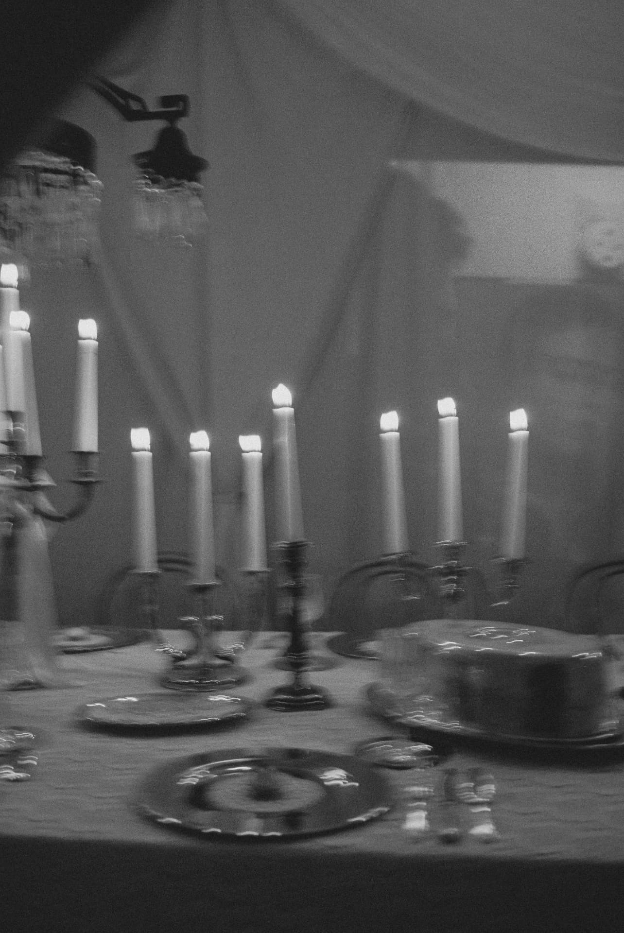 Kerzenlicht und eine gedeckte Tafel in der Villa Fuchs