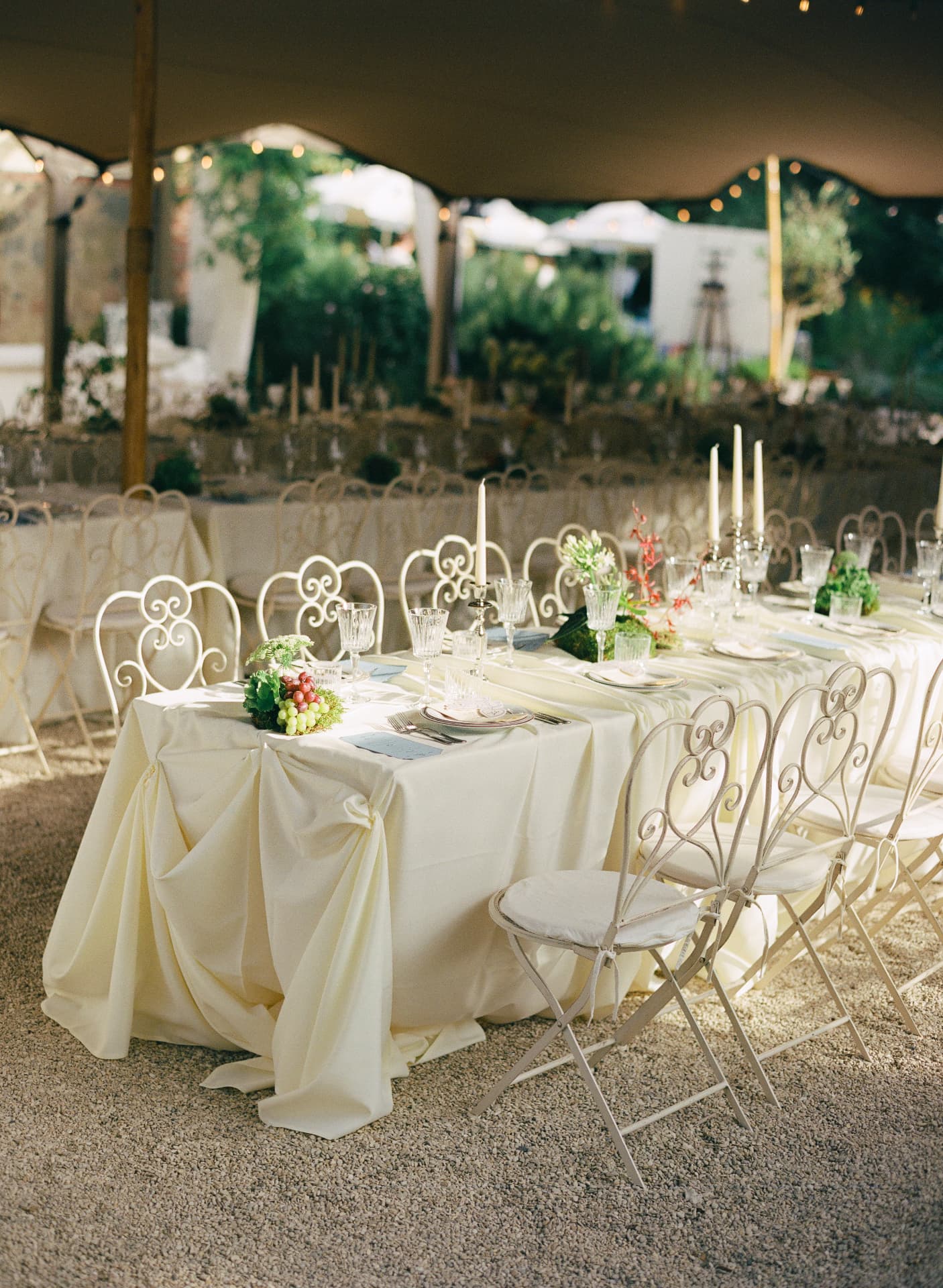 Lange gedeckte Tafel unter dem Zelt im Garten der Villa Fuchs