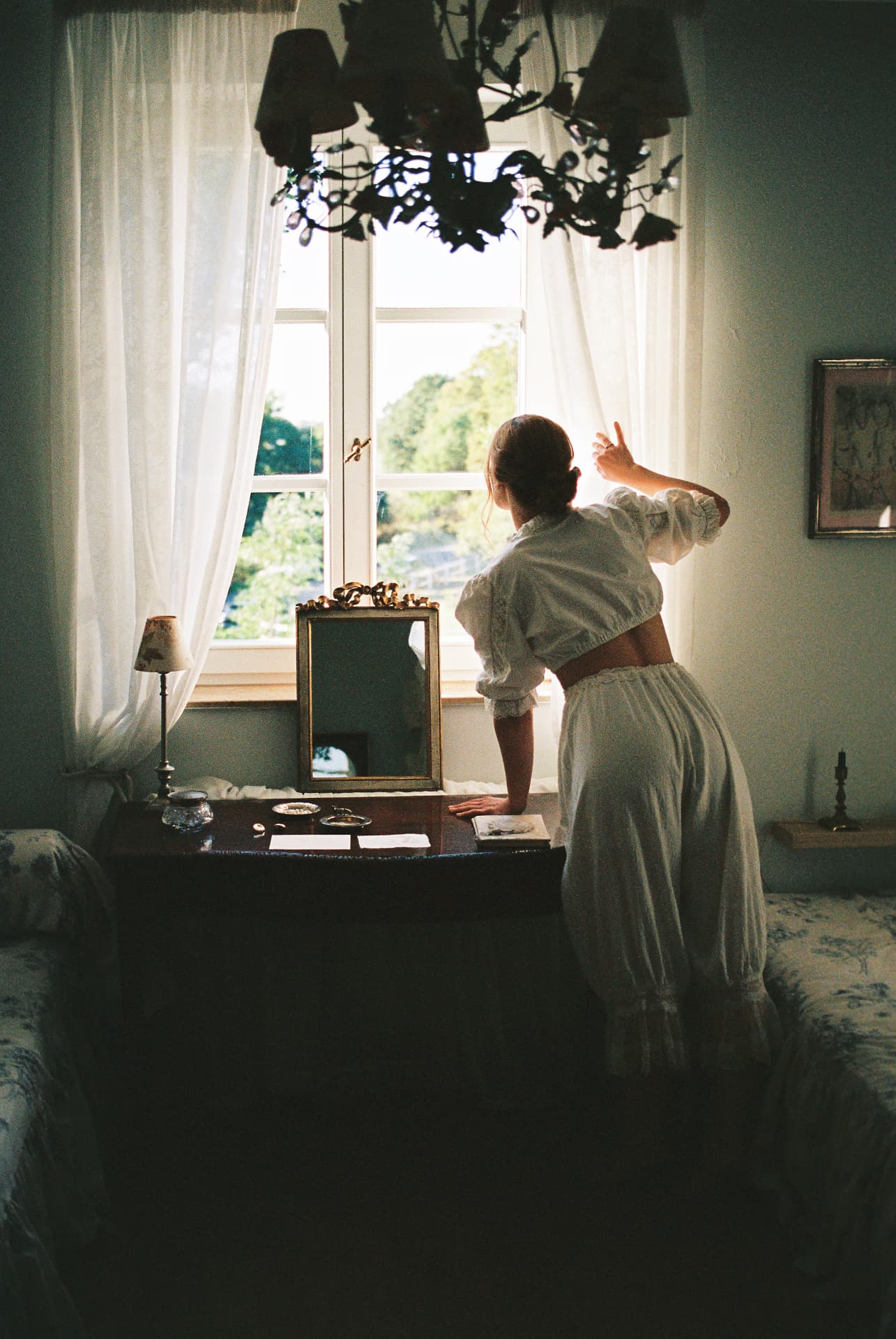 Ein stiller Moment am Fenster der Villa Fuchs