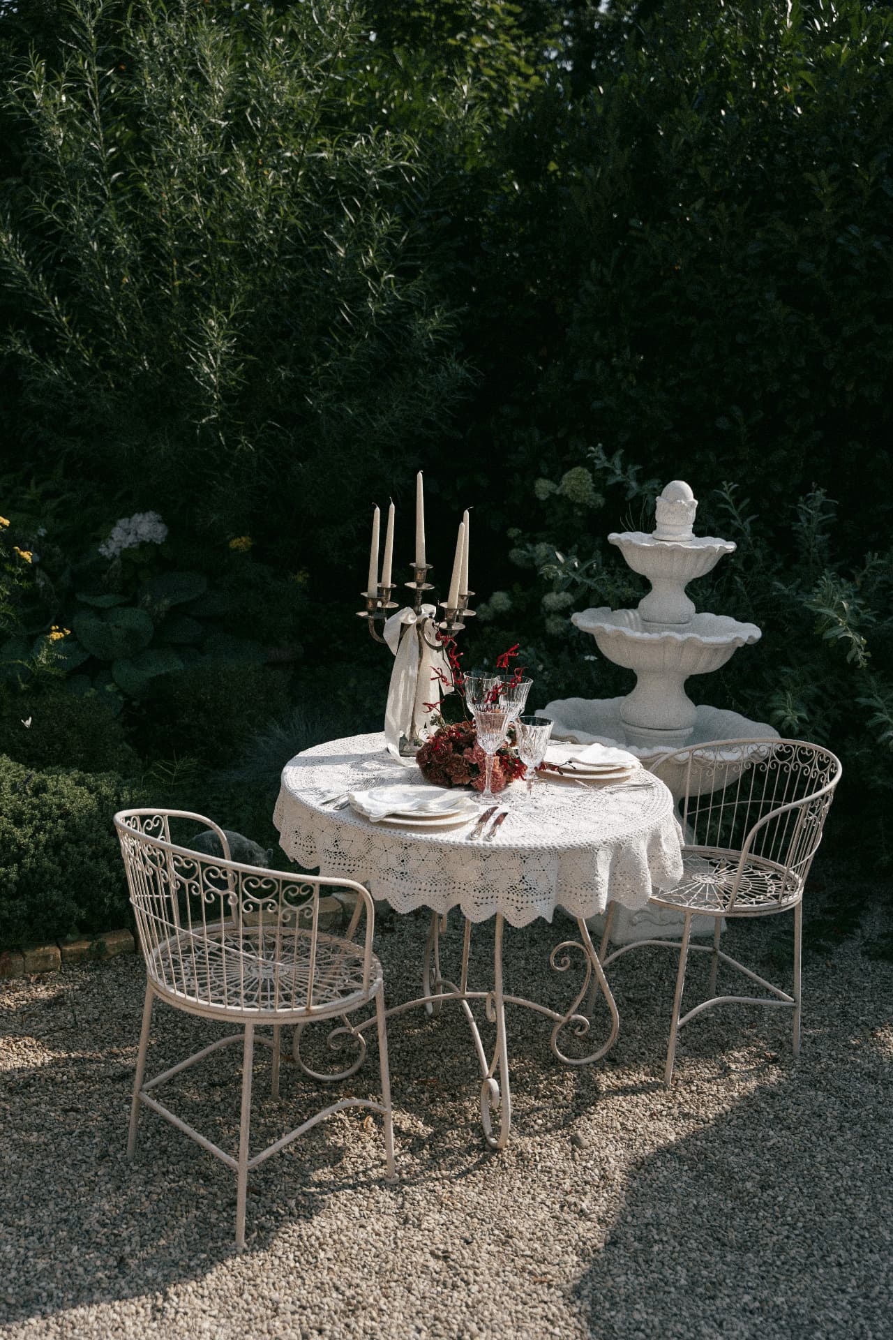 Ein liebevoll gedeckter Tisch am Brunnen im Garten der Villa Fuchs